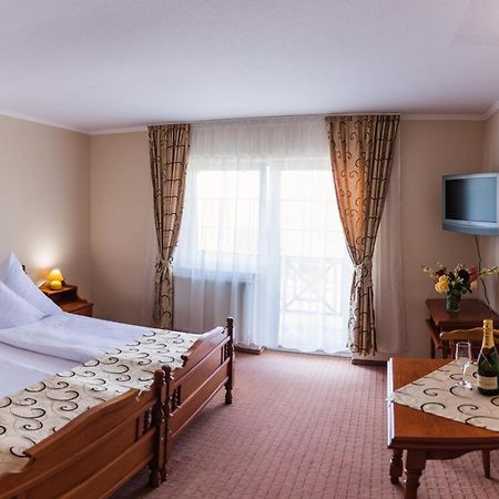 Hotel Europa Kokeltal Albesti  Экстерьер фото