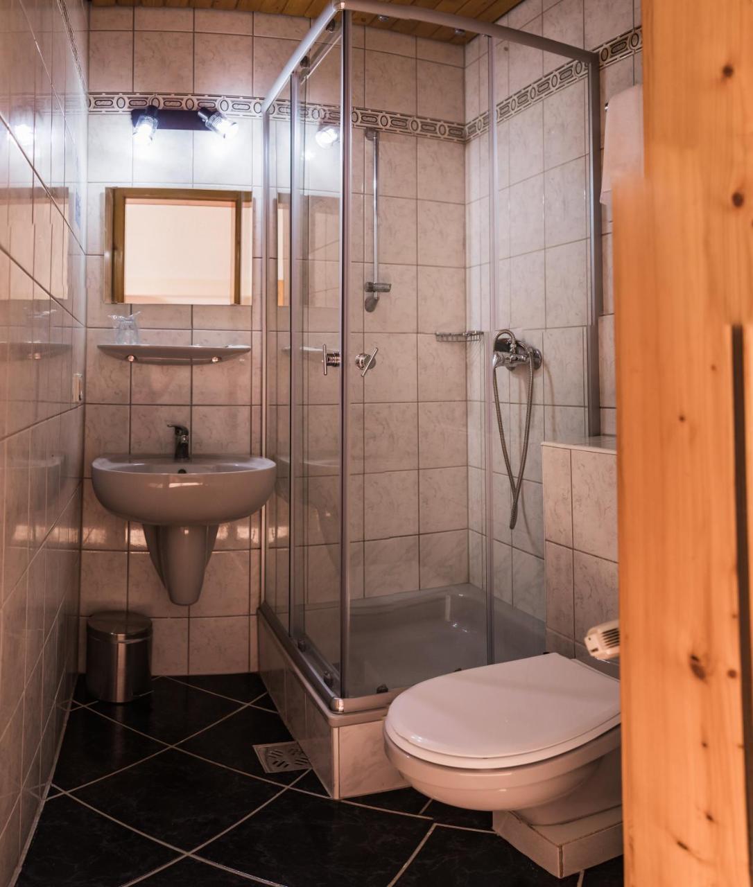 Hotel Europa Kokeltal Albesti  Экстерьер фото
