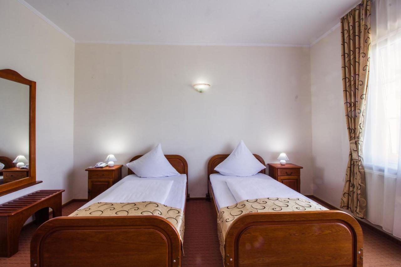 Hotel Europa Kokeltal Albesti  Экстерьер фото