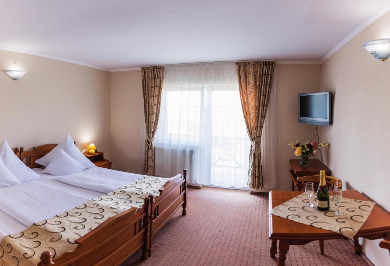 Hotel Europa Kokeltal Albesti  Экстерьер фото