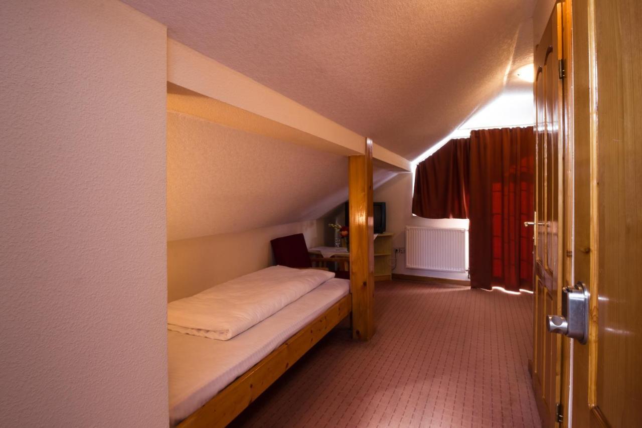 Hotel Europa Kokeltal Albesti  Экстерьер фото
