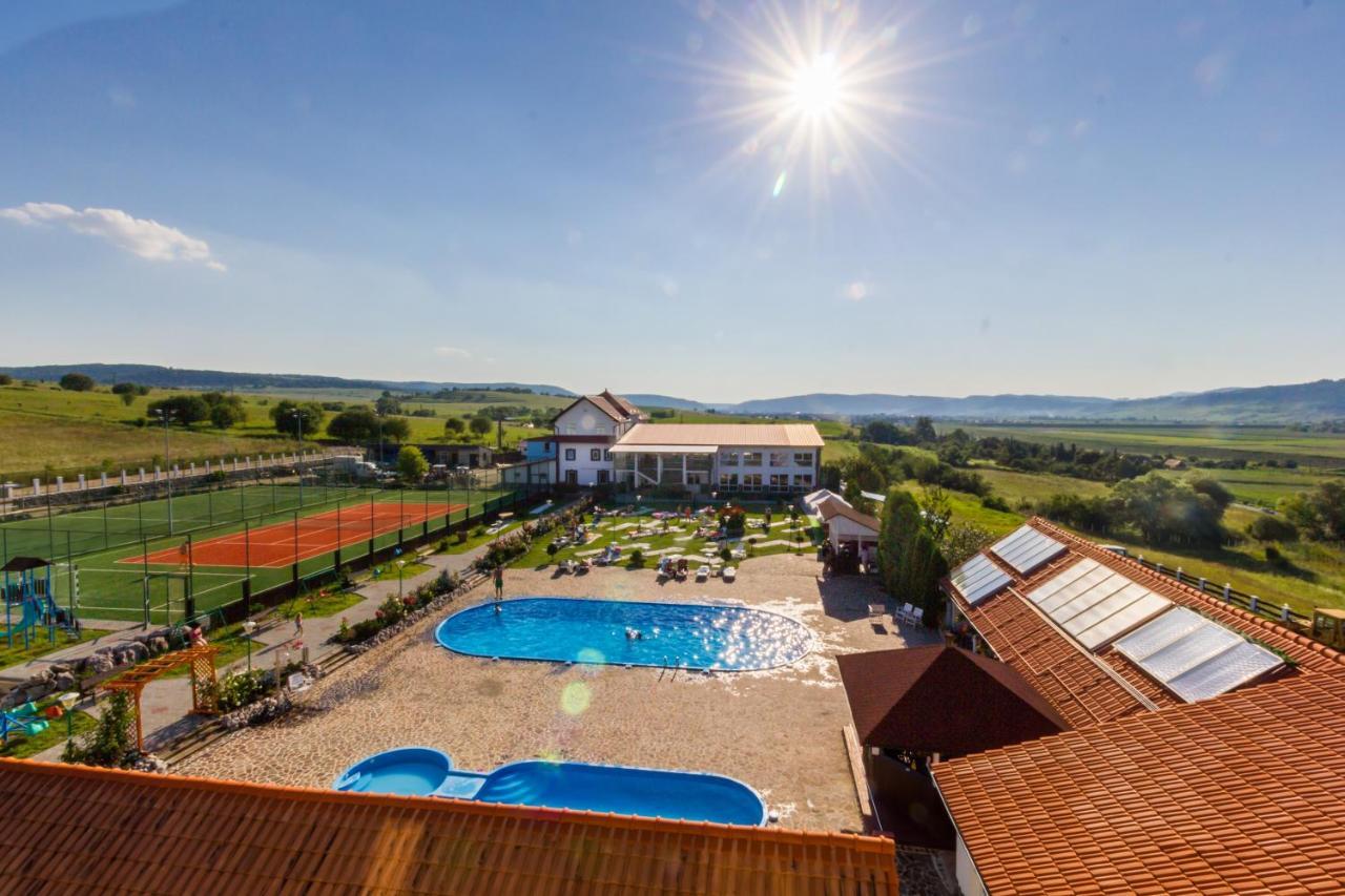 Hotel Europa Kokeltal Albesti  Экстерьер фото