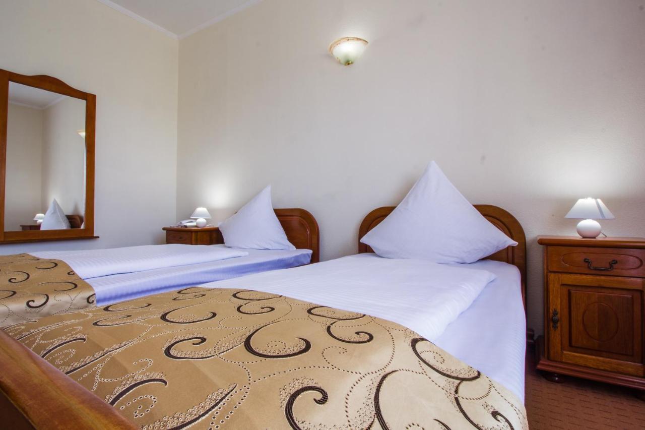 Hotel Europa Kokeltal Albesti  Экстерьер фото