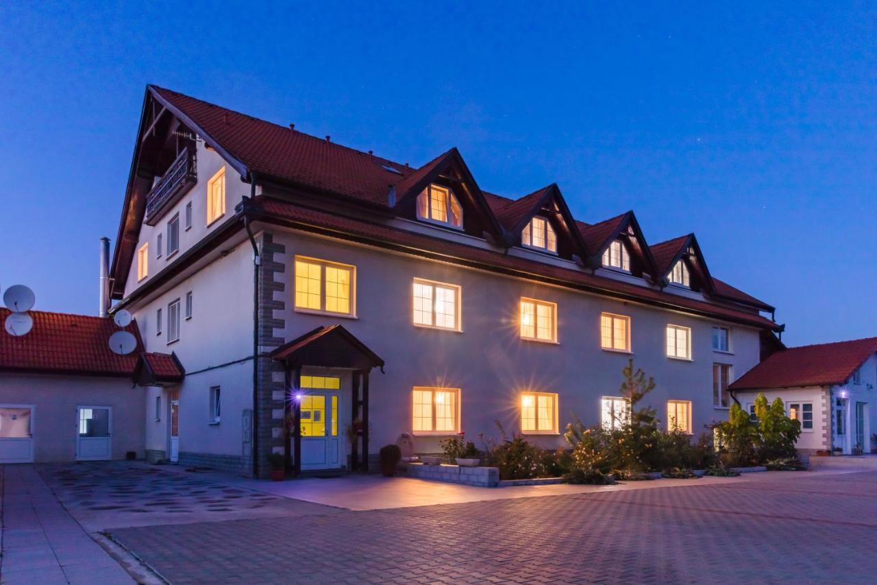 Hotel Europa Kokeltal Albesti  Экстерьер фото